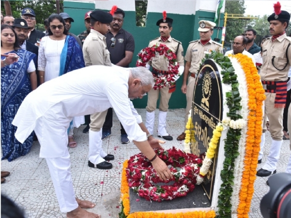 कारगिल चौक पर शहीदों को श्रद्धांजलि देते भाजपा के प्रदेश प्रमुख जगदीश विश्वकर्मा कारगिल चौक पर शहीदों को श्रद्धांजलि देते भाजपा के प्रदेश प्रमुख जगदीश विश्वकर्मा