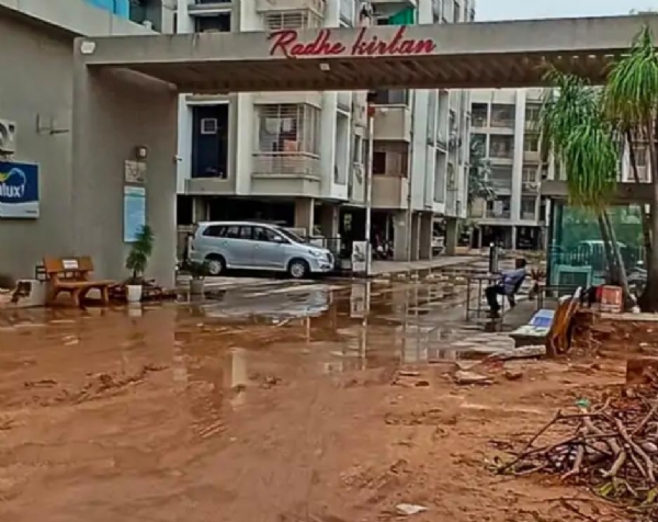 મહેસાણામાં વરસાદી માહોલ યથાવત: મકાન ધરાશાયી, વૃક્ષ પડતાં અવરજવર પ્રભાવિત, આઇકોનિક રોડના કામથી કાદવની સમસ્યા