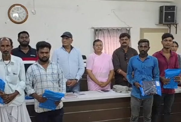 પાટણ નગરપાલિકામા કર્મચારીઓને  રેઇનકોટનું વિતરણ કરવામાં આવ્યું, વરસાદી ફરજ સરળ બનાવવા કર્મચારીઓને મળ્યા રેઇનકોટ.