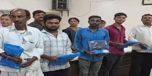 પાટણ નગરપાલિકા દ્વારા કર્મચારીઓને રેઇનકોટનું વિતરણ કરવામાં આવ્યું, વરસાદી ફરજ સરળ બનાવવા કર્મચારીઓને મળ્યા રેઇનકોટ.