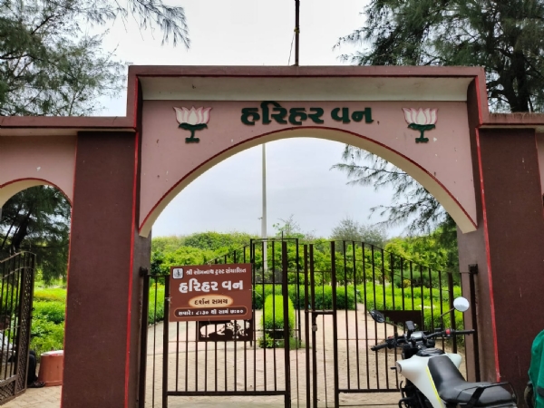 સોમનાથ નજીક દરિયાકાંઠે ઊભેલું હરિહર