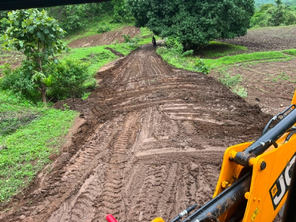 War-time repair of rain-damaged roads begins in Narmada district