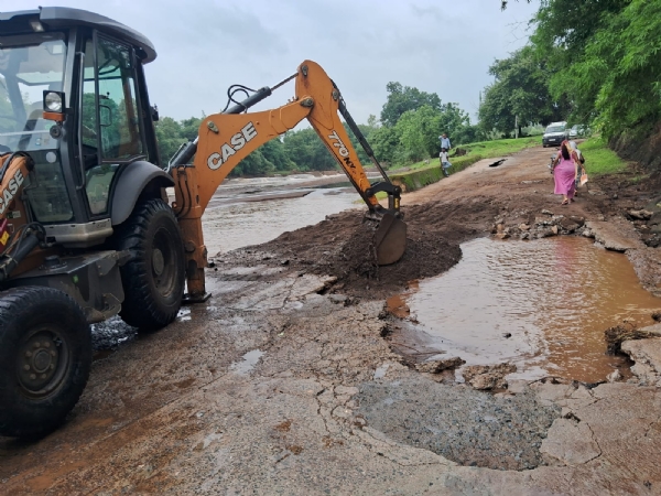 Department urgently repairing roads damaged by rain in Narmada district