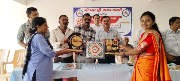 માંડવી ખાતે શિક્ષકોને અપાયા એવોર્ડ