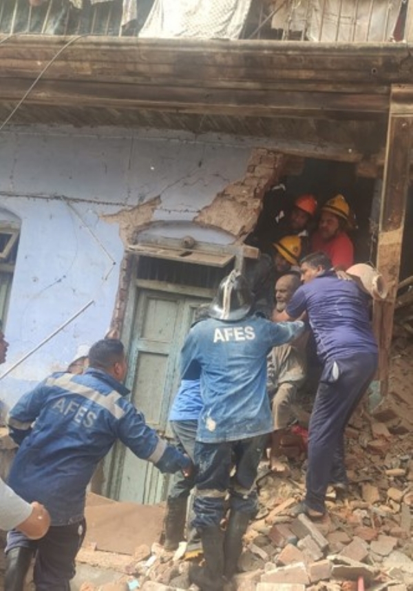 A three-storey dilapidated building collapsed in Dariapur Dabhagarwad