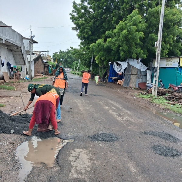 War-time repair of rain-damaged roads begins in Narmada district
