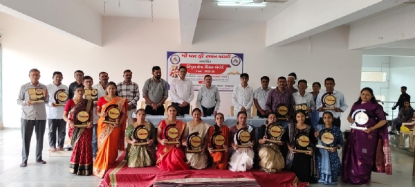 માંડવી ખાતે શિક્ષકોને અપાયા એવોર્ડ