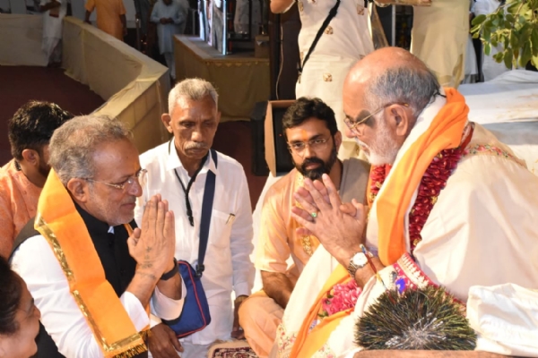 વન અને પર્યાવરણ મંત્રી અર્જુન         મોઢવાડિયાએ પોરબંદરના વિવિધ મંદિરોમાં દર્શન કરી મહંતશ્રીઓના આશીર્વાદ પ્રાપ્ત         કર્યા.