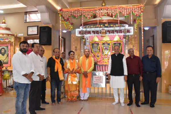 વન અને પર્યાવરણ મંત્રી અર્જુન         મોઢવાડિયાએ પોરબંદરના વિવિધ મંદિરોમાં દર્શન કરી મહંતશ્રીઓના આશીર્વાદ પ્રાપ્ત         કર્યા.