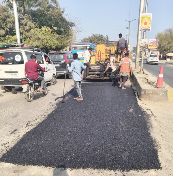 ભારે વરસાદ બાદ સિદ્ધપુરના માર્ગો પર ત્વરિત સમારકામ, પેચ વર્કથી વાહનવ્યવહાર ફરી સુગમ ભારે વરસાદ બાદ સિદ્ધપુરના માર્ગો પર ત્વરિત સમારકામ, પેચ વર્કથી વાહનવ્યવહાર ફરી સુગમ