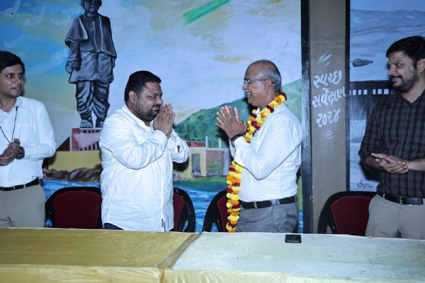 પોરબંદર મહાનગરપાલિકાના મ્યુનિસિપલ કમિશનર એચ.જે. પ્રજાપતિને લાગણીસભર વિદાય. પોરબંદર મહાનગરપાલિકાના મ્યુનિસિપલ કમિશનર એચ.જે. પ્રજાપતિને લાગણીસભર વિદાય.