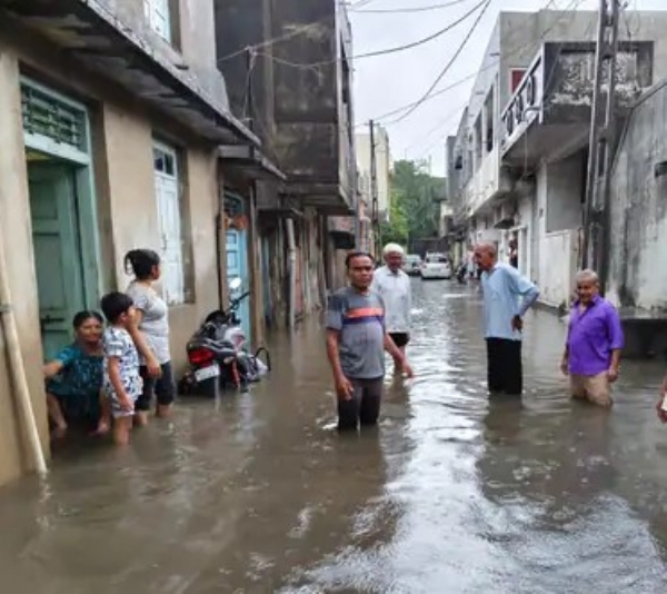 Red alert in Amreli, Bhavnagar, Surat, Navsari, Valsad, torrential rain in Saputara, river flowing on roads Red alert in Amreli, Bhavnagar, Surat, Navsari, Valsad, torrential rain in Saputara, river flowing on roads