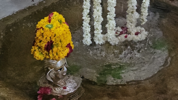 AMBAJI-MA-SHIVLING-NE-PANI-MA-