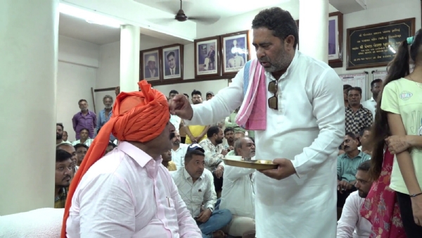 ખારવા સમાજના નવા વાણોટ કાંતિભાઈ બાદશાહીની તિલક વિધિ. ખારવા સમાજના નવા વાણોટ કાંતિભાઈ બાદશાહીની તિલક વિધિ.