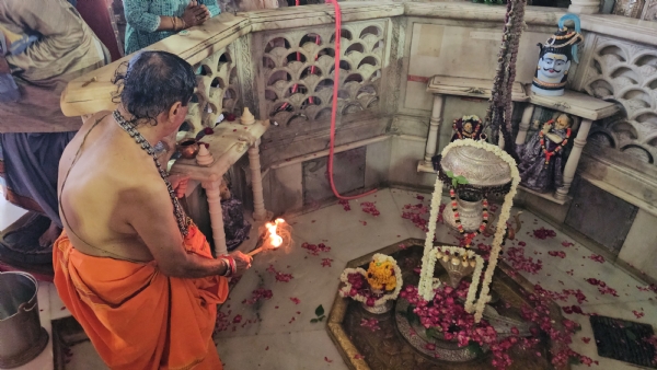AMBAJI-MA-SHIVLING-NE-PANI-MA-