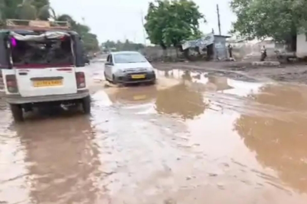 રોડ પર ભરાયેલું પાણી રોડ પર ભરાયેલું પાણી