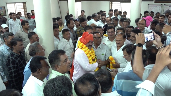 ખારવા સમાજના નવા વાણોટ કાંતિભાઈ બાદશાહીની તિલક વિધિ. ખારવા સમાજના નવા વાણોટ કાંતિભાઈ બાદશાહીની તિલક વિધિ.