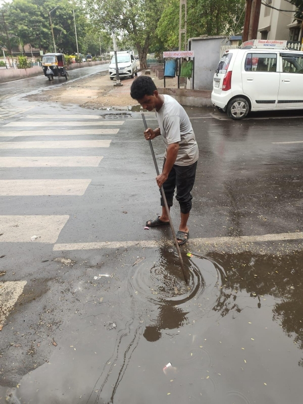પોરબંદર મહાનગરપાલિકાની સેનિટેશન શાખા દ્વારા ચાલુ વરસાદે સરાહનીય કામગીરી.