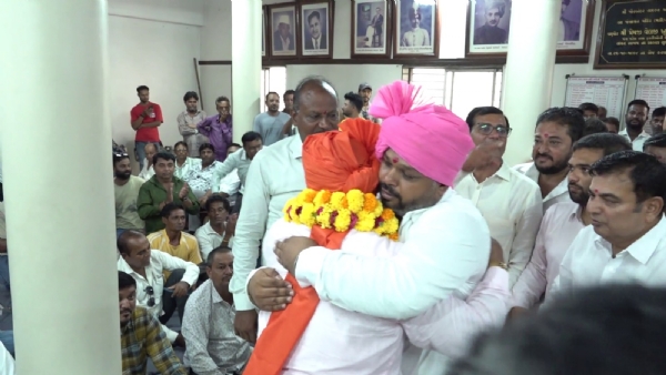 ખારવા સમાજના નવા વાણોટ કાંતિભાઈ બાદશાહીની તિલક વિધિ. ખારવા સમાજના નવા વાણોટ કાંતિભાઈ બાદશાહીની તિલક વિધિ.