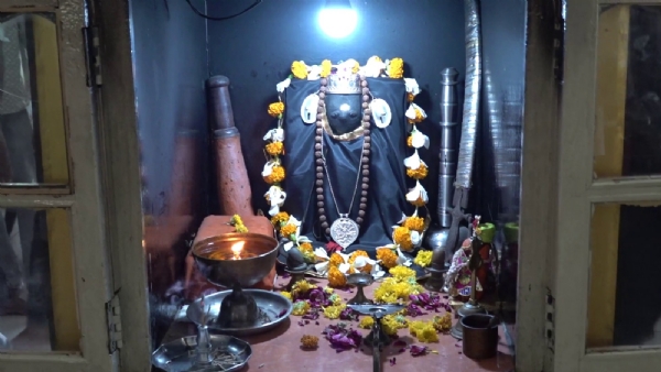 ખારવા સમાજના નવા વાણોટ કાંતિભાઈ બાદશાહીની તિલક વિધિ. ખારવા સમાજના નવા વાણોટ કાંતિભાઈ બાદશાહીની તિલક વિધિ.