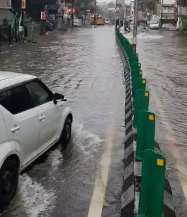 Heavy to very heavy rains in many areas of South Gujarat, 6 inches in two hours in Valsad, city turned into a bat Heavy to very heavy rains in many areas of South Gujarat, 6 inches in two hours in Valsad, city turned into a bat