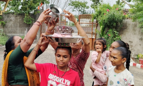 ઢૂંઢિયાદેવ પર પાણી રેડવાની લોકપરંપરા
