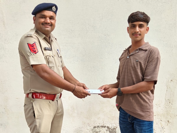 CEIR પોર્ટલ મારફતે મોબાઇલ પરત અપાયા CEIR પોર્ટલ મારફતે મોબાઇલ પરત અપાયા