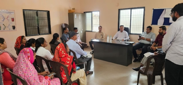 સમીક્ષા કરતા જિલ્લા વિકાસ અધિકારી