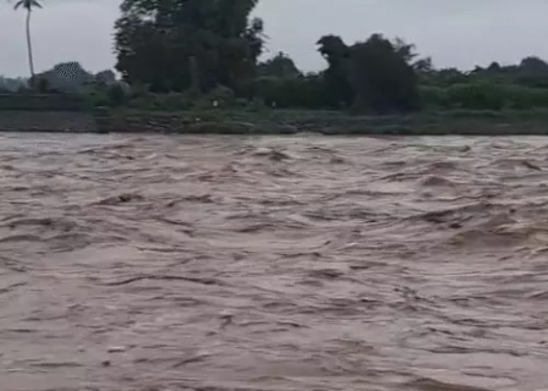 Flooding in Heran river in Chhota Udepur Flooding in Heran river in Chhota Udepur
