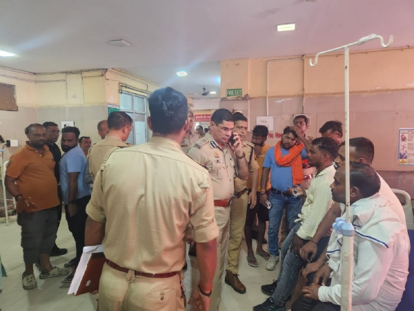 ઘાયલોને પૂછપરછ કરતી પોલીસ ઘાયલોને પૂછપરછ કરતી પોલીસ