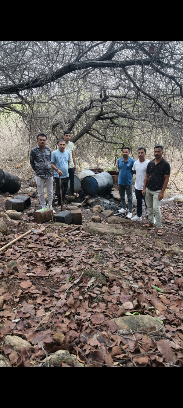 પોલીસ બરડા ડુંગર ચાલતી દેશી દારૂની ભઠ્ઠીઓ ઝડપી પાડી. પોલીસ બરડા ડુંગર ચાલતી દેશી દારૂની ભઠ્ઠીઓ ઝડપી પાડી.