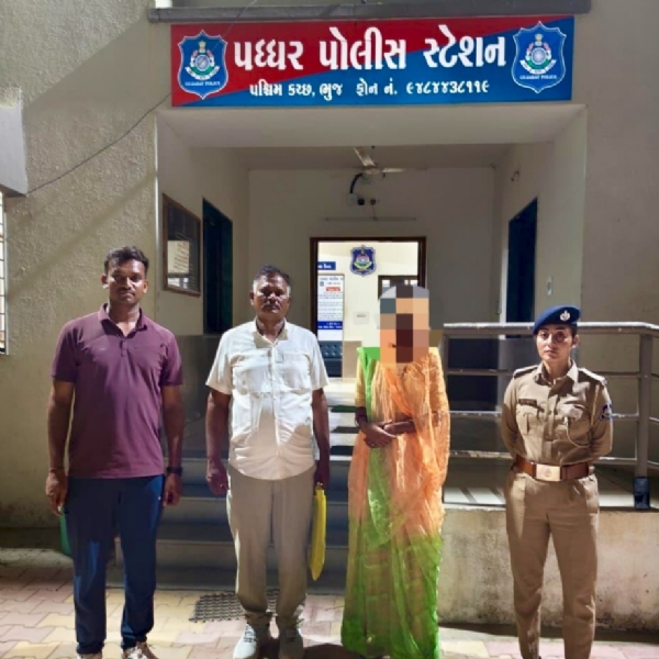 ગુમ થયેલી મહિલાને પરિવારને સોંપતી પધ્ધર પોલીસ ગુમ થયેલી મહિલાને પરિવારને સોંપતી પધ્ધર પોલીસ