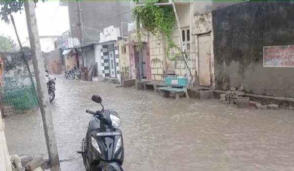 લાઠીમાં મેઘમહેર: ધોધમાર વરસાદથી નદીઓમાં પૂર, શહેરની બજારોમાં પાણીની નદીઓ વહેતી જોવા મળી લાઠીમાં મેઘમહેર: ધોધમાર વરસાદથી નદીઓમાં પૂર, શહેરની બજારોમાં પાણીની નદીઓ વહેતી જોવા મળી