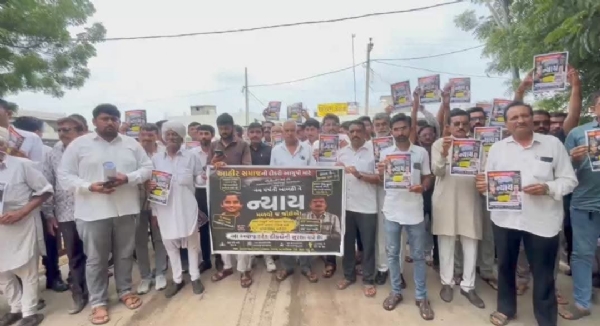 રાજુલામાં આયુષ્યના મૃત્યુ મામલે ન્યાયની માંગ ઉગ્ર, આહીર સમાજે મોટી સંખ્યામાં આવેદનપત્ર આપ્યું રાજુલામાં આયુષ્યના મૃત્યુ મામલે ન્યાયની માંગ ઉગ્ર, આહીર સમાજે મોટી સંખ્યામાં આવેદનપત્ર આપ્યું