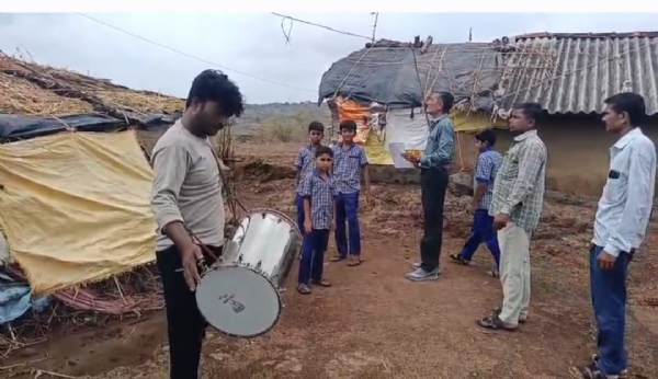 વિધાર્થીઓ ને લેવા આવેલા આચાર્ય વિધાર્થીઓ ને લેવા આવેલા આચાર્ય