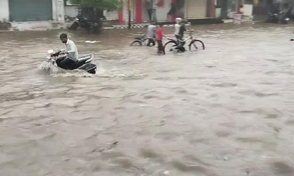 નીચાણ વાળા વિસ્તારમાં ભરાયેલા પાણી