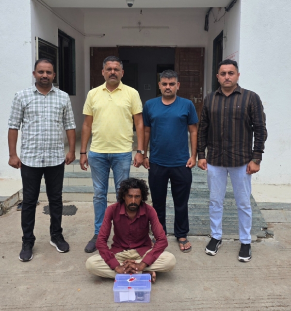 પિસ્તોલ સાથે ઝડપાયેલો આરોપી પિસ્તોલ સાથે ઝડપાયેલો આરોપી