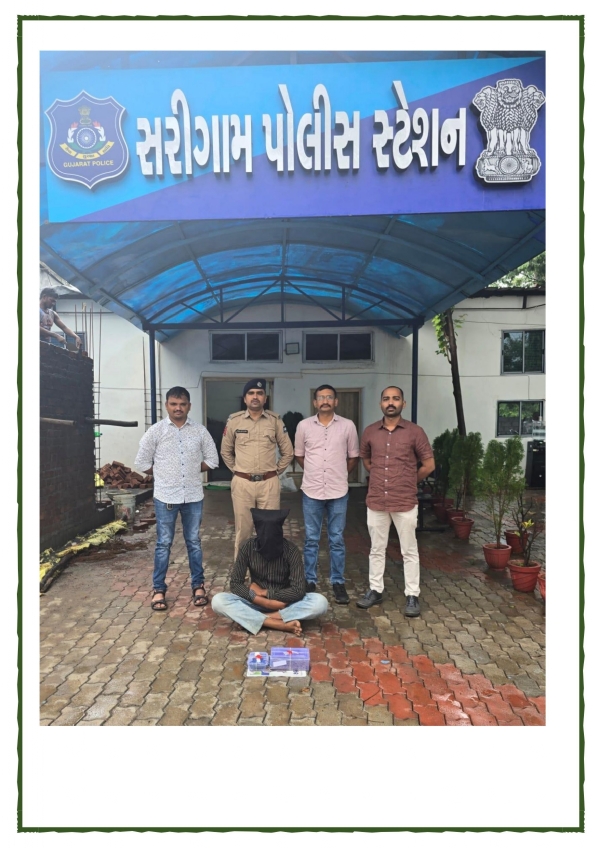 97.21 ગ્રામ ગાંજા સાથે ઝડપાયેલ આરોપી સાથે સરીગામ પોલીસની ટીમ. 97.21 ગ્રામ ગાંજા સાથે ઝડપાયેલ આરોપી સાથે સરીગામ પોલીસની ટીમ.
