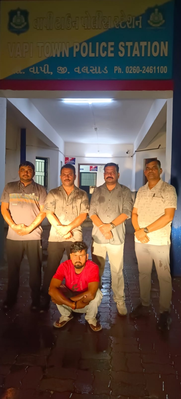 આરોપી સાથે પોલીસ ની ટીમ