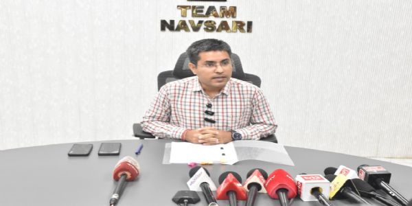 નવસારીમાં ભારે વરસાદની સ્થિતિ અંગે કલેક્ટર મનીષ ગુરવાનીના અધ્ય્ક્ષતા હેઠળ પત્રકાર પરિષદ યોજાઈ