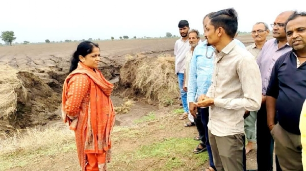 અમરેલીમાં વરસાદી તારાજી વચ્ચે જિલ્લા પંચાયત પ્રમુખ દક્ષાબેને લીધું નુકસાનગ્રસ્ત ખેતરોનું નિરીક્ષણ, ખેડૂતોને વળતર આપવા મુખ્યમંત્રીને લખ્યો પત્ર અમરેલીમાં વરસાદી તારાજી વચ્ચે જિલ્લા પંચાયત પ્રમુખ દક્ષાબેને લીધું નુકસાનગ્રસ્ત ખેતરોનું નિરીક્ષણ, ખેડૂતોને વળતર આપવા મુખ્યમંત્રીને લખ્યો પત્ર