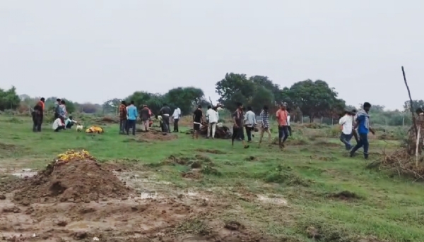 જંબુસરના કનગામમાં સ્મશાનના શેડના અભાવે ચોમાસામાં અંતિમ સંસ્કાર માટે રજળપાટ જંબુસરના કનગામમાં સ્મશાનના શેડના અભાવે ચોમાસામાં અંતિમ સંસ્કાર માટે રજળપાટ