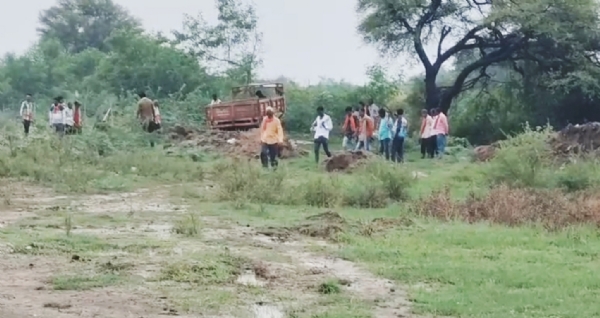 જંબુસરના કનગામમાં સ્મશાનના શેડના અભાવે ચોમાસામાં અંતિમ સંસ્કાર માટે રજળપાટ જંબુસરના કનગામમાં સ્મશાનના શેડના અભાવે ચોમાસામાં અંતિમ સંસ્કાર માટે રજળપાટ