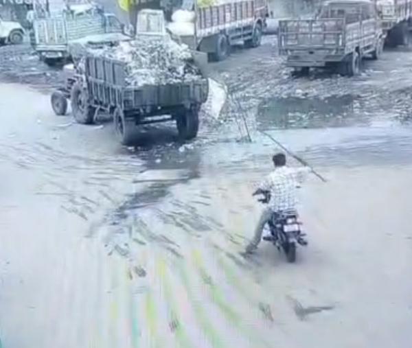 ઘાતક હથિયાર સાથે ઈસમ ઘાતક હથિયાર સાથે ઈસમ