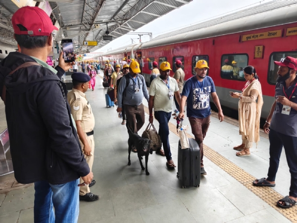 મહારાષ્ટ્રથી 1080 યાત્રીઓ વિશેષ ટ્રેન દ્વારા વેરાવળ પહોંચ્યા મહારાષ્ટ્રથી 1080 યાત્રીઓ વિશેષ ટ્રેન દ્વારા વેરાવળ પહોંચ્યા