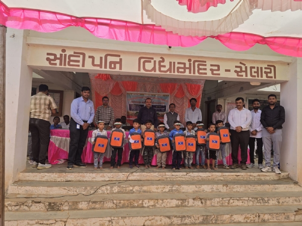 રાપર તાલુકામાં છાત્રોને શૈક્ષણિક કીટ વિતરણ કરાઈ રાપર તાલુકામાં છાત્રોને શૈક્ષણિક કીટ વિતરણ કરાઈ
