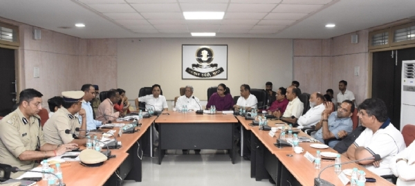 सूरत जिला प्रभारी मंत्री कनुभाई देसाई की अध्यक्षता में समीक्षा बैठक