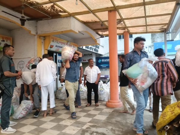 ખત્રીવાડા ગામના વ્હારે પહોંચ્યા ઉનાના માનનીય ધારાસભ્ય ખત્રીવાડા ગામના વ્હારે પહોંચ્યા ઉનાના માનનીય ધારાસભ્ય