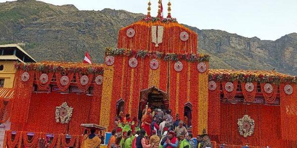 બદ્રીનાથ મંદિરમાં ભેટની ગણતરીમાં કથિત અનિયમિતતા બદલ કર્મચારી સામે એફઆઇઆર