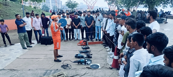તાલીમ લઈ રહેલા વિદ્યાર્થીઓ તાલીમ લઈ રહેલા વિદ્યાર્થીઓ